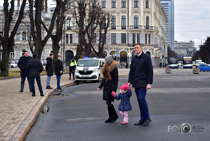 ziedi pie brīvības pieminekļa, zvans uz trako māju