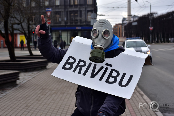 ziedi pie brīvības pieminekļa, zvans uz trako māju