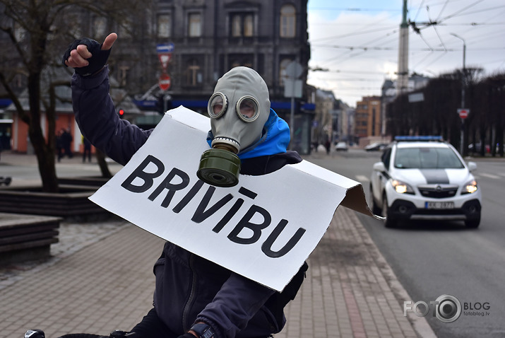 ziedi pie brīvības pieminekļa, zvans uz trako māju