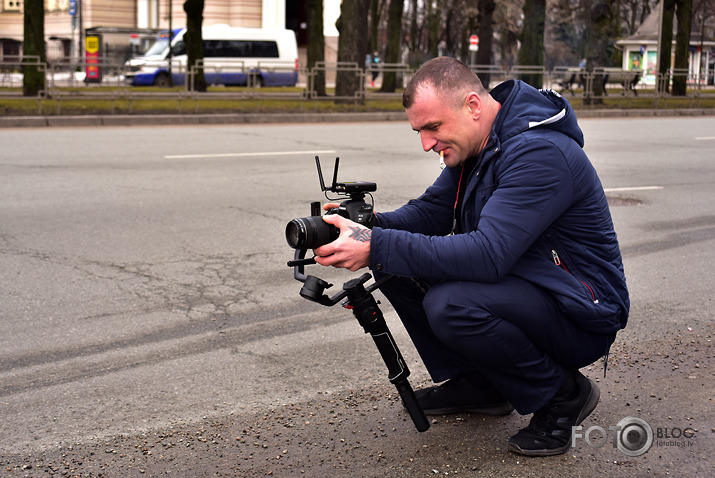 ziedi pie brīvības pieminekļa, zvans uz trako māju