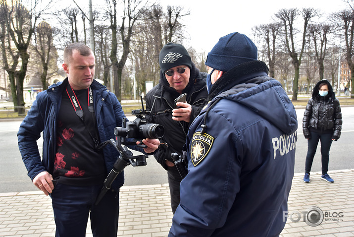 ziedi pie brīvības pieminekļa, zvans uz trako māju