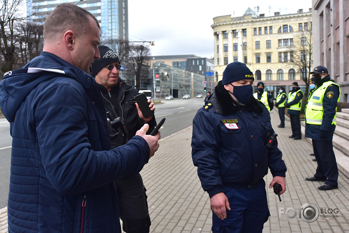 ziedi pie brīvības pieminekļa, zvans uz trako māju