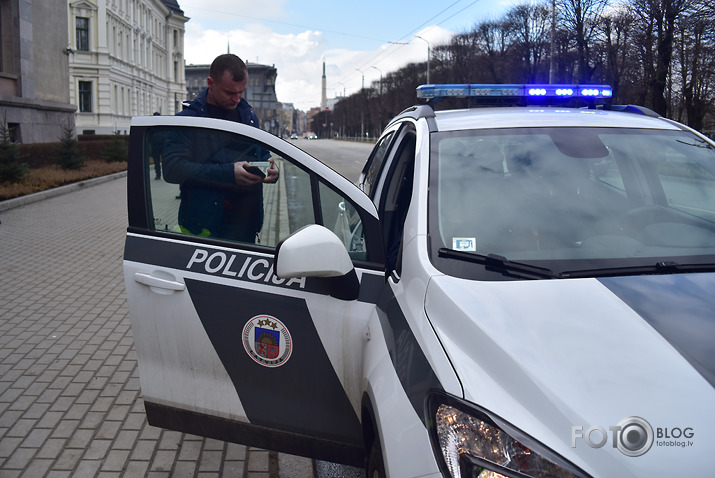 ziedi pie brīvības pieminekļa, zvans uz trako māju