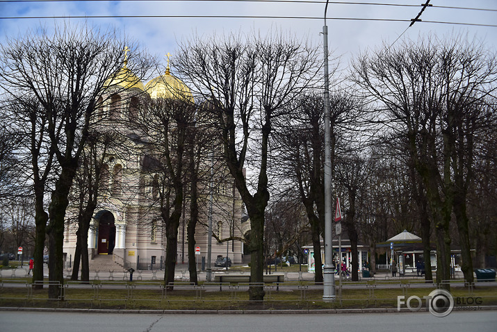 ziedi pie brīvības pieminekļa, zvans uz trako māju