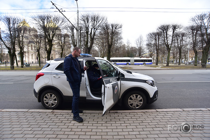 ziedi pie brīvības pieminekļa, zvans uz trako māju