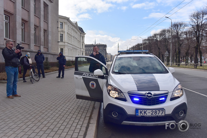 ziedi pie brīvības pieminekļa, zvans uz trako māju