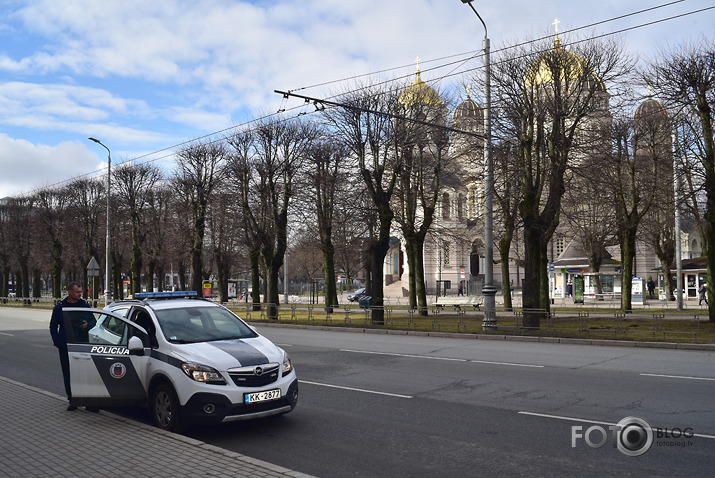 ziedi pie brīvības pieminekļa, zvans uz trako māju