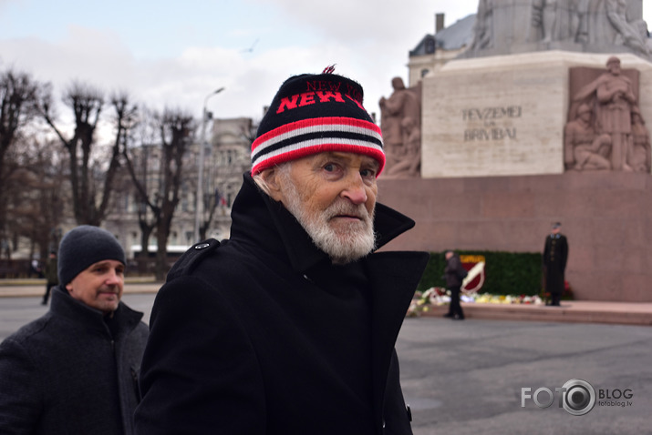 ziedi pie brīvības pieminekļa, zvans uz trako māju