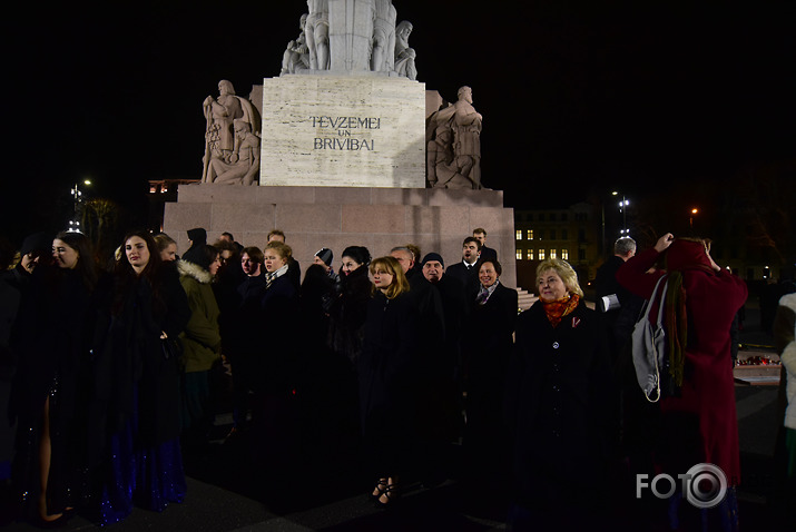 labdarības balle LBN ar mūziku, dejām, mākslas darbu izsoli, šampūnieti un pirmie ziedi pie BP