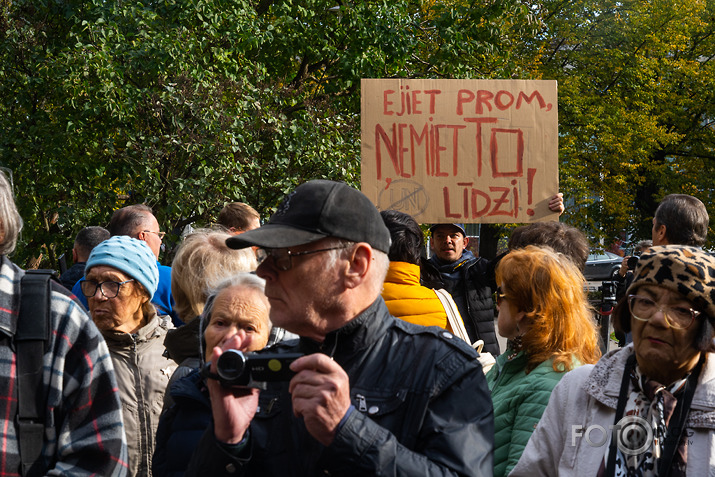 iestāšanās pret nu jau nokoptā de Tolli pieminekļa nokopšanu