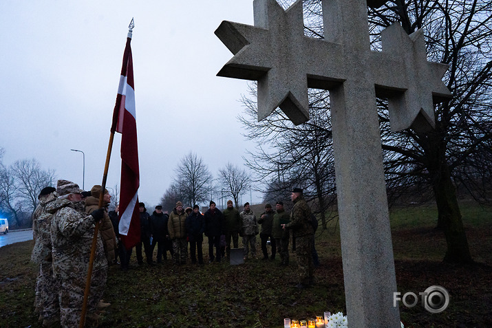 omoniešu nošautā Roberta Mūrnieka pieminēšana