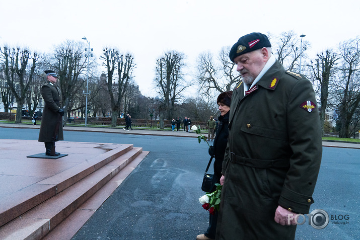 ziedu nolikšana Latvias atzīšanas gadadienā