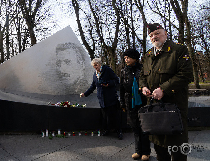 Ziedu nolikšana Pie pieminekļa Kalpakam