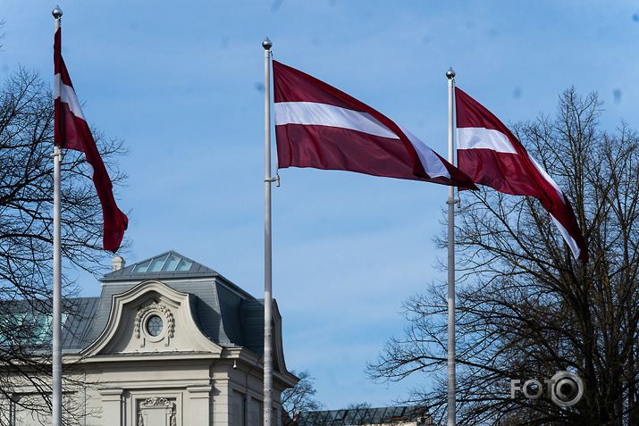 Ziedu nolikšana Pie pieminekļa Kalpakam