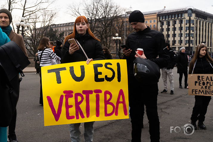 sanāk†s Brīvības laukumā sakarā ar in†erNaCionālo sieviešu dienu