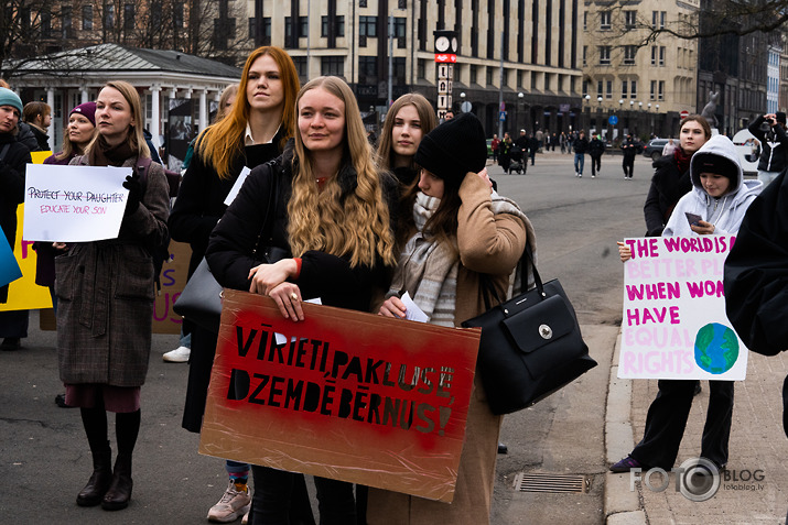 sanāk†s Brīvības laukumā sakarā ar in†erNaCionālo sieviešu dienu