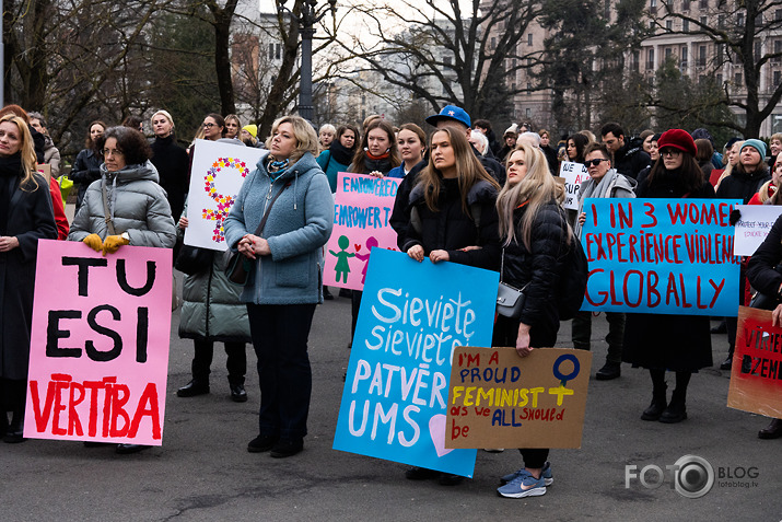 sanāk†s Brīvības laukumā sakarā ar in†erNaCionālo sieviešu dienu