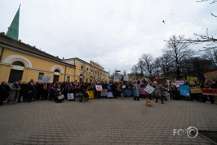 sanāk†s Brīvības laukumā sakarā ar in†erNaCionālo sieviešu dienu