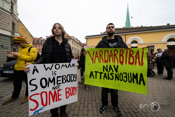 sanāk†s Brīvības laukumā sakarā ar in†erNaCionālo sieviešu dienu