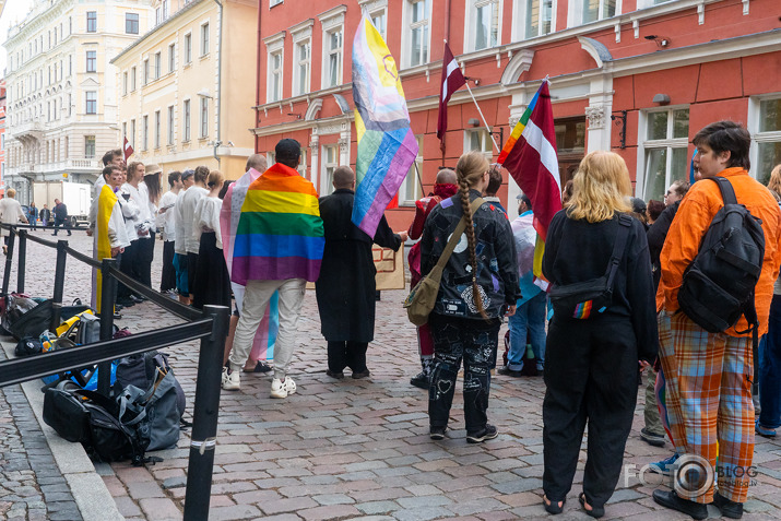 sūdīgi, ka jūs visur esat