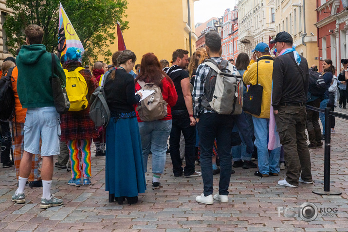 sūdīgi, ka jūs visur esat