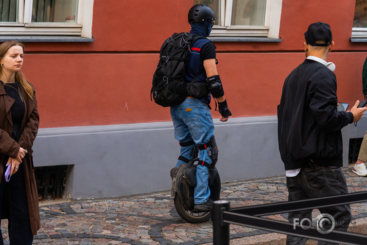 sūdīgi, ka jūs visur esat