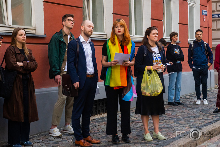 sūdīgi, ka jūs visur esat