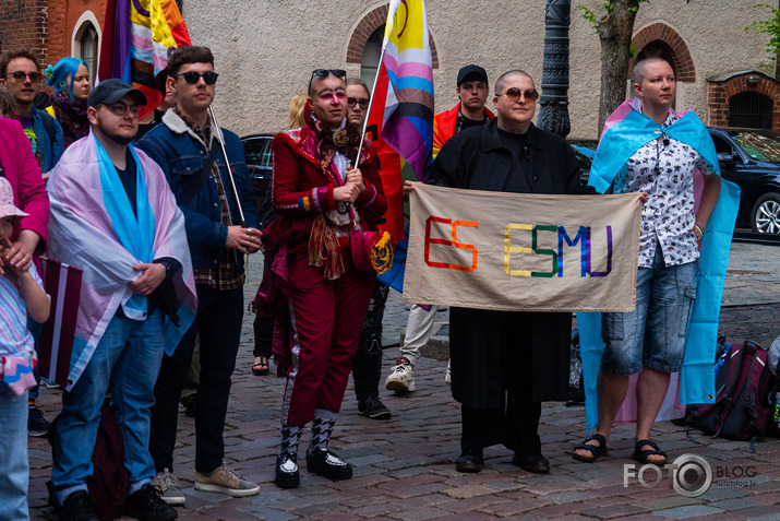 sūdīgi, ka jūs visur esat