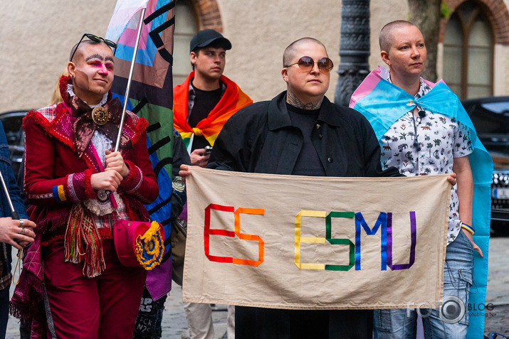 sūdīgi, ka jūs visur esat