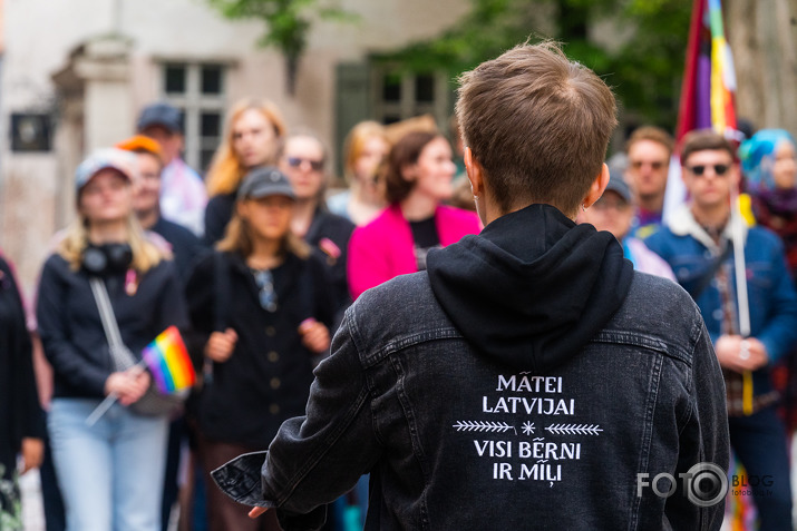 sūdīgi, ka jūs visur esat