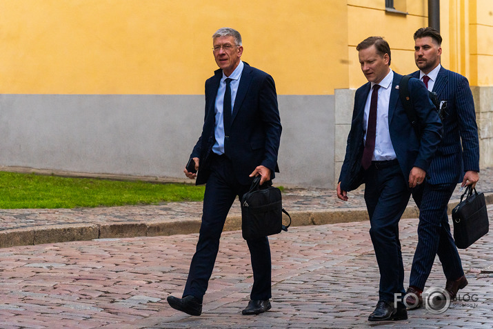 sūdīgi, ka jūs visur esat
