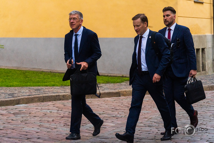 sūdīgi, ka jūs visur esat