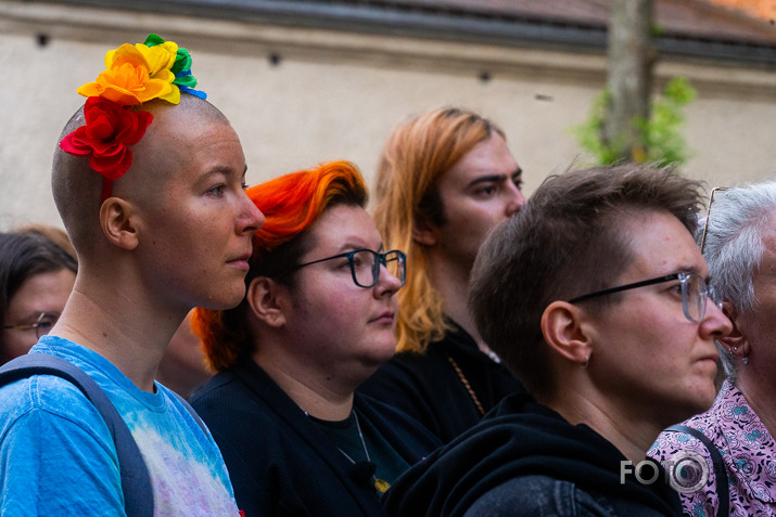 sūdīgi, ka jūs visur esat