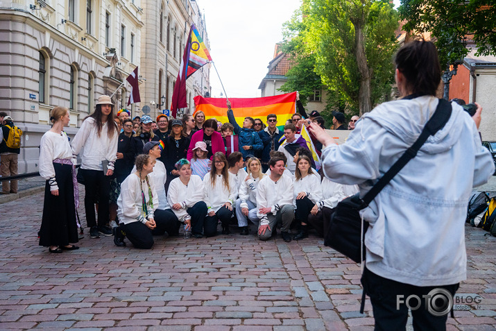 sūdīgi, ka jūs visur esat