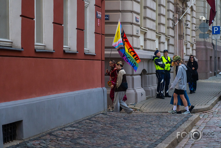 sūdīgi, ka jūs visur esat