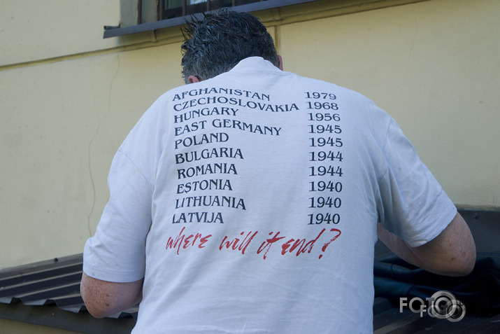 poli†iķu, orku vannabe poli†iķu un 1-kārši orku un urlu atbals†ī†āju demens†ruācija pie Langarā†a