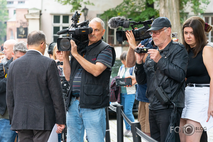 poli†iķu, orku vannabe poli†iķu un 1-kārši orku un urlu atbals†ī†āju demens†ruācija pie Langarā†a