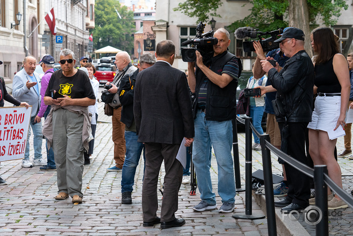 poli†iķu, orku vannabe poli†iķu un 1-kārši orku un urlu atbals†ī†āju demens†ruācija pie Langarā†a