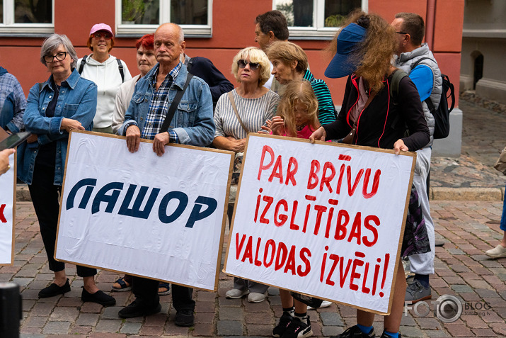 poli†iķu, orku vannabe poli†iķu un 1-kārši orku un urlu atbals†ī†āju demens†ruācija pie Langarā†a