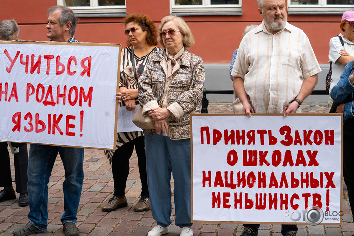 poli†iķu, orku vannabe poli†iķu un 1-kārši orku un urlu atbals†ī†āju demens†ruācija pie Langarā†a