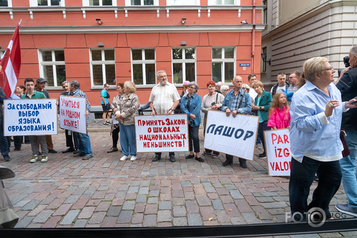 poli†iķu, orku vannabe poli†iķu un 1-kārši orku un urlu atbals†ī†āju demens†ruācija pie Langarā†a