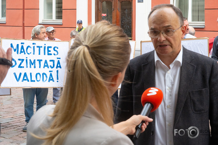 poli†iķu, orku vannabe poli†iķu un 1-kārši orku un urlu atbals†ī†āju demens†ruācija pie Langarā†a