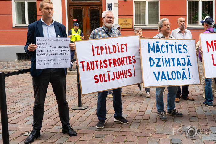 poli†iķu, orku vannabe poli†iķu un 1-kārši orku un urlu atbals†ī†āju demens†ruācija pie Langarā†a