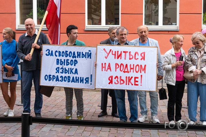 poli†iķu, orku vannabe poli†iķu un 1-kārši orku un urlu atbals†ī†āju demens†ruācija pie Langarā†a