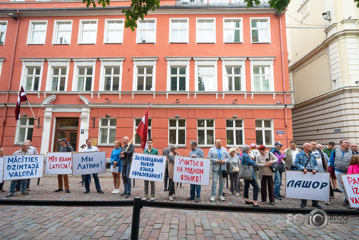 poli†iķu, orku vannabe poli†iķu un 1-kārši orku un urlu atbals†ī†āju demens†ruācija pie Langarā†a