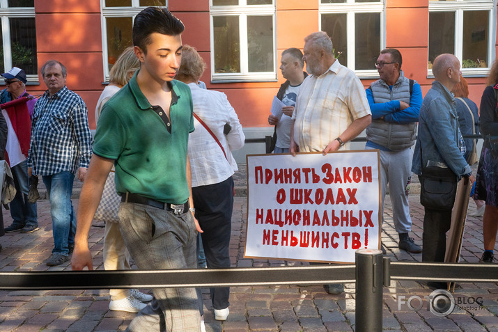 poli†iķu, orku vannabe poli†iķu un 1-kārši orku un urlu atbals†ī†āju demens†ruācija pie Langarā†a