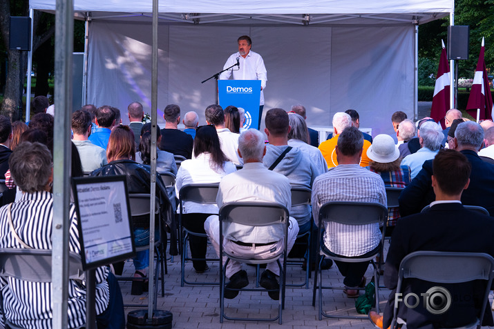 PRE† visu iespējamo brīvību ierobežošanu