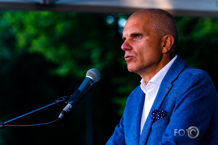 PRE† visu iespējamo brīvību ierobežošanu