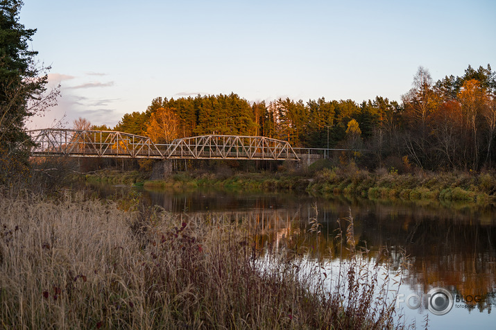 Nolaižas vakars pār Gauju...