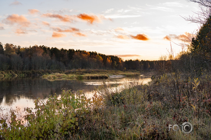 Nolaižas vakars pār Gauju...
